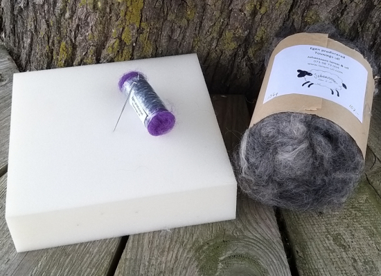 DIY kit 2 grytlappar med lila dekor